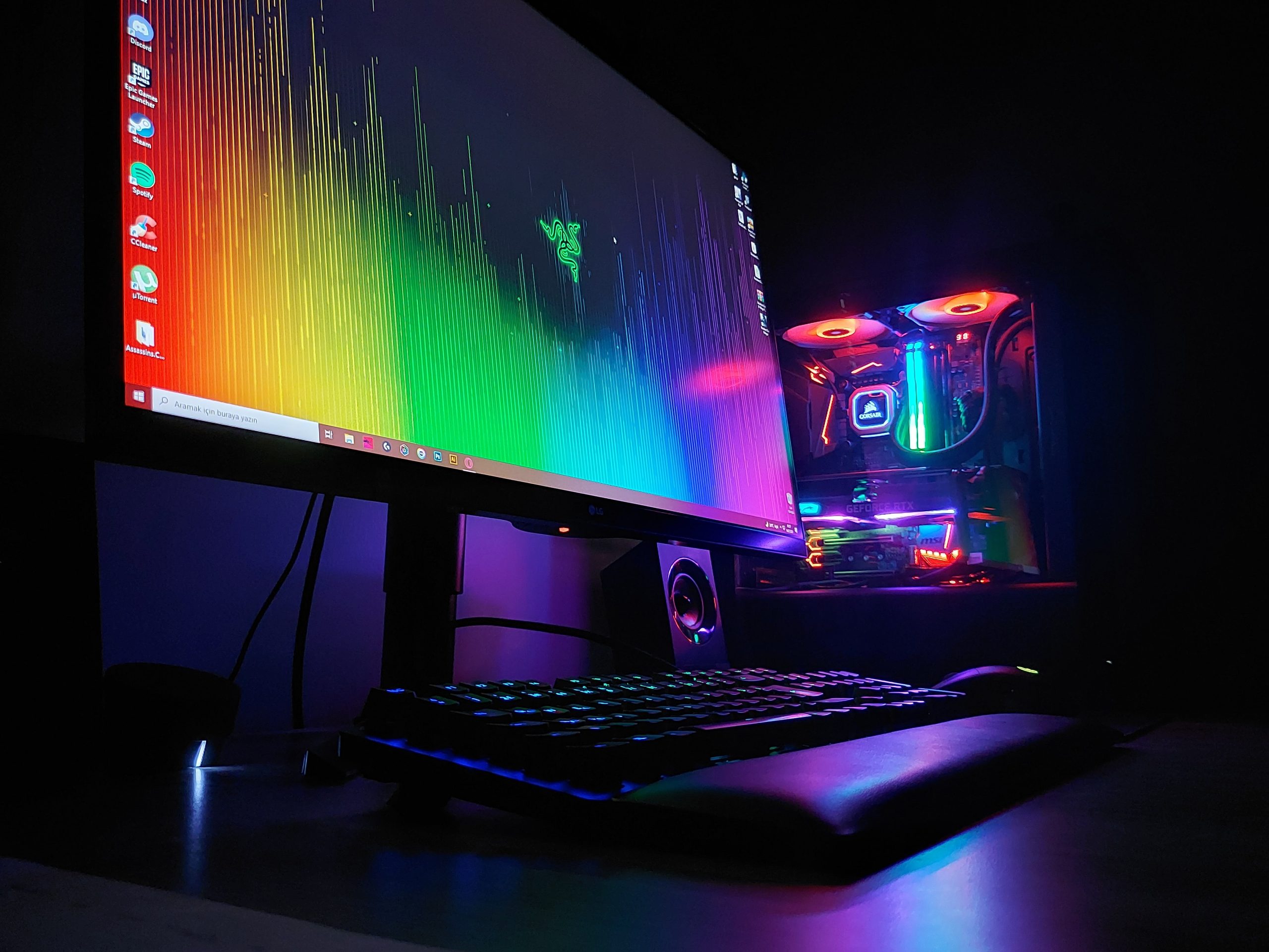 Gaming Computer mit Regenbogen Beleuchtung