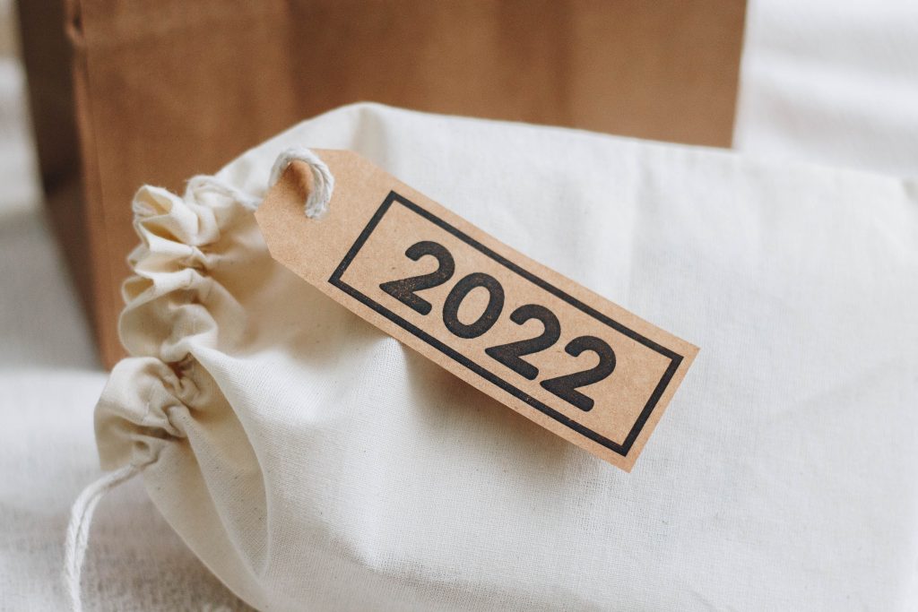 Ein Beutel mit einem Schild, auf dem "2022" steht
