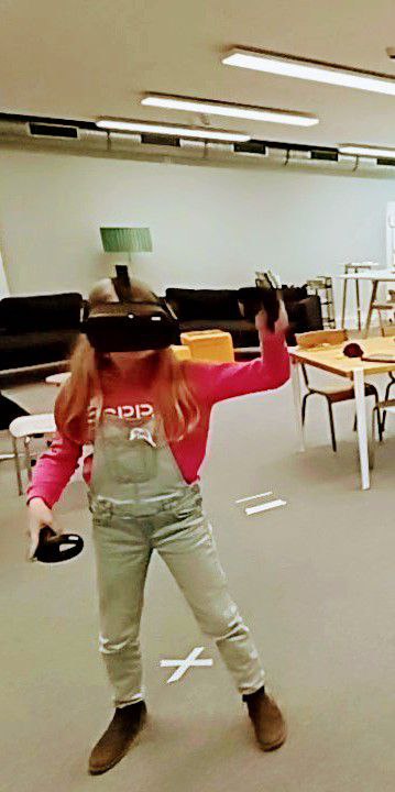 Mädchen spielt mit VR-Brille