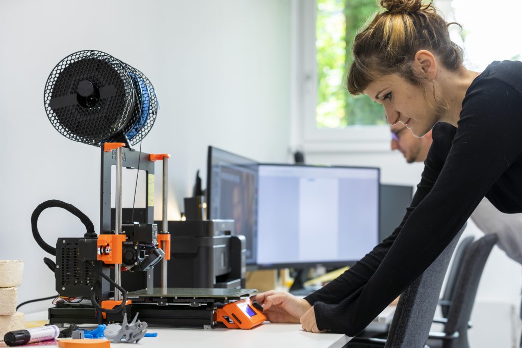 Frau bedient 3D-Drucker