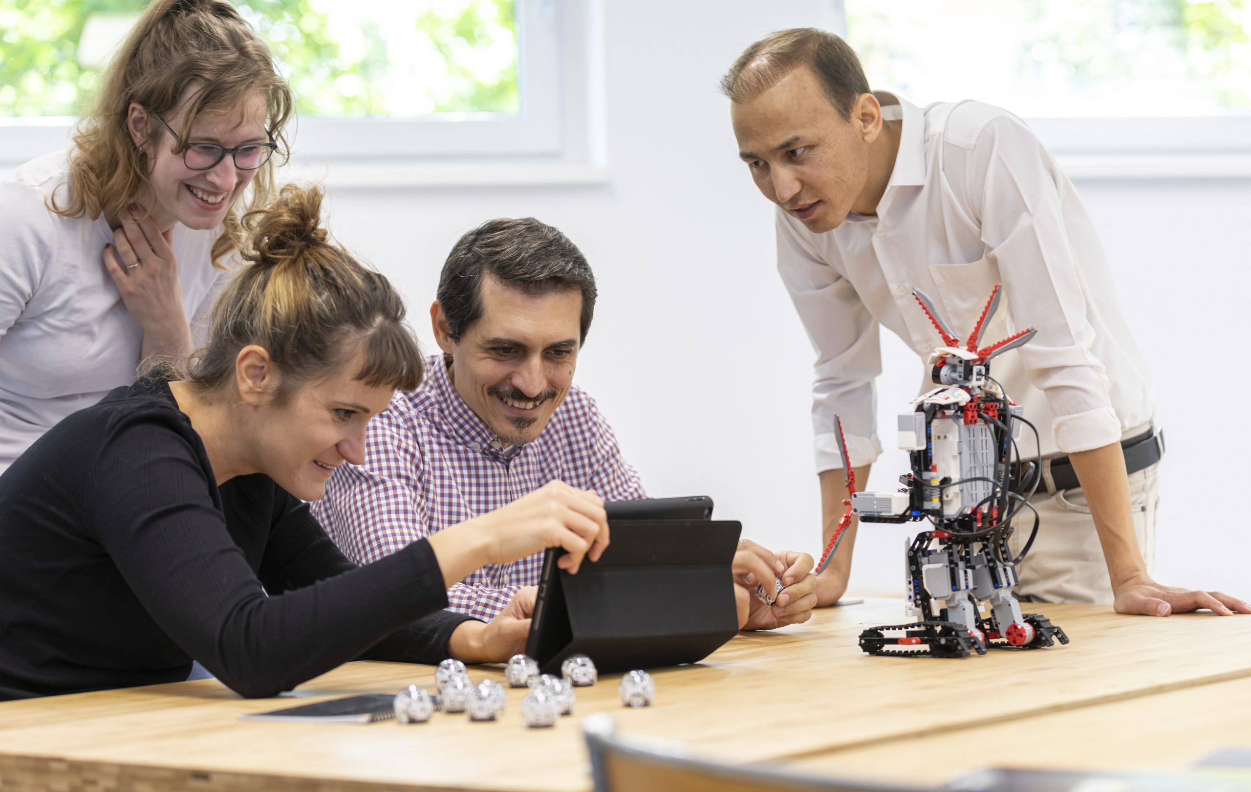 Personen basteln an einem Roboter